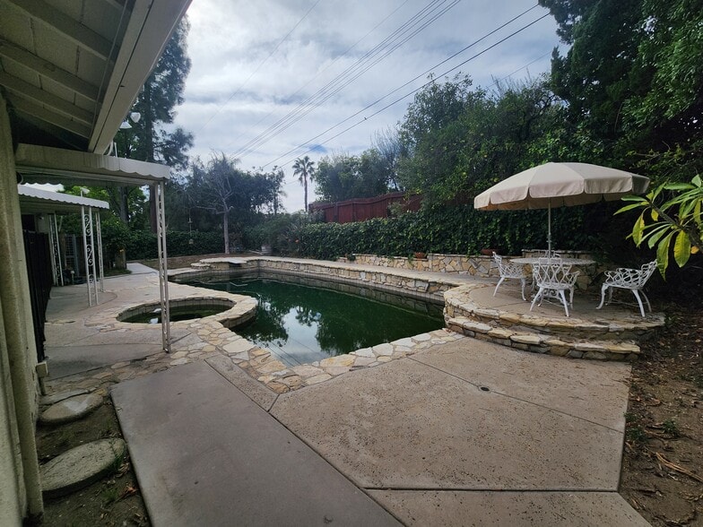 Building Photo - 11665 Babbitt Ave