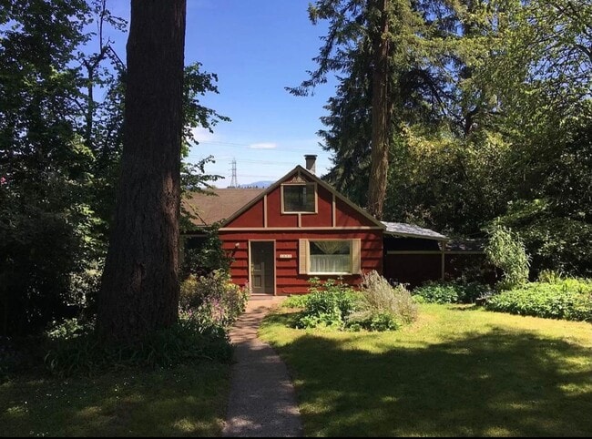Building Photo - 3 bedroom 1 bathroom house close to Hendricks Park!