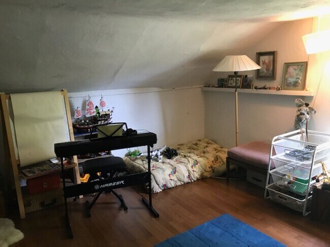 Building Photo - Large Four Bedroom Farmhouse in Chelsea!