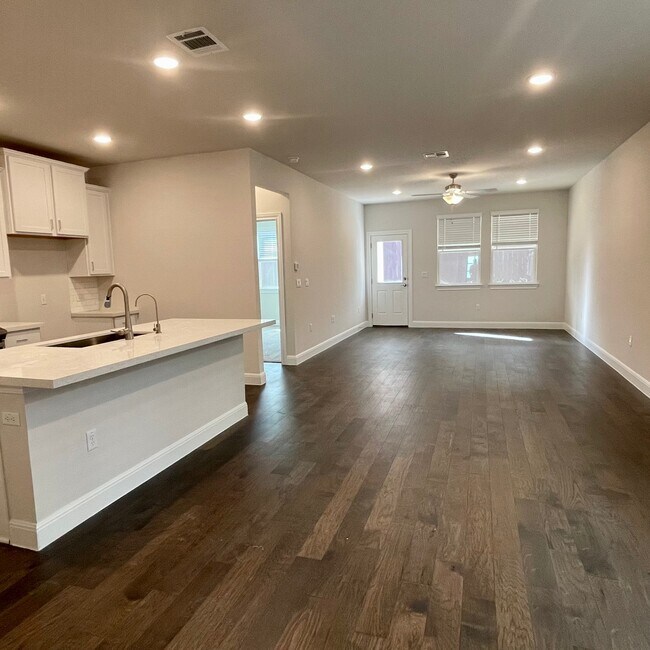 Building Photo - 15702 Ellinger Dr