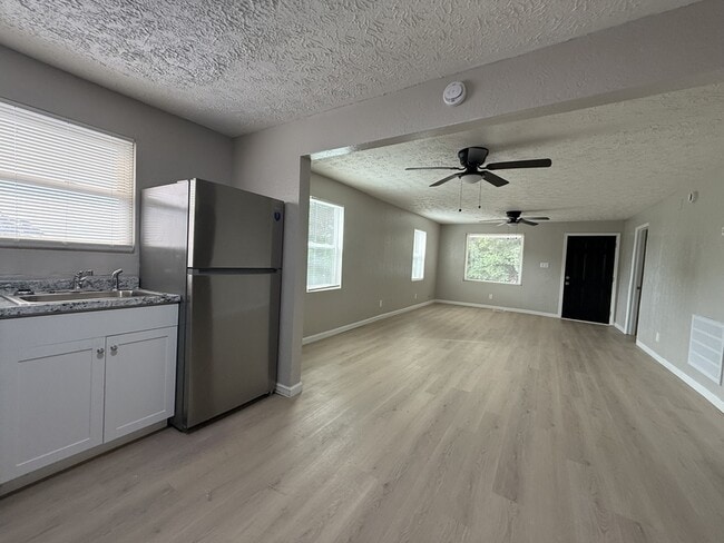 Building Photo - 1201 Karnes Ave