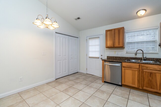 Building Photo - 624 Drakewood Rd