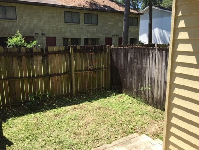 Building Photo - 2 Bedroom/1.5 Bath Townhouse in Mill Run