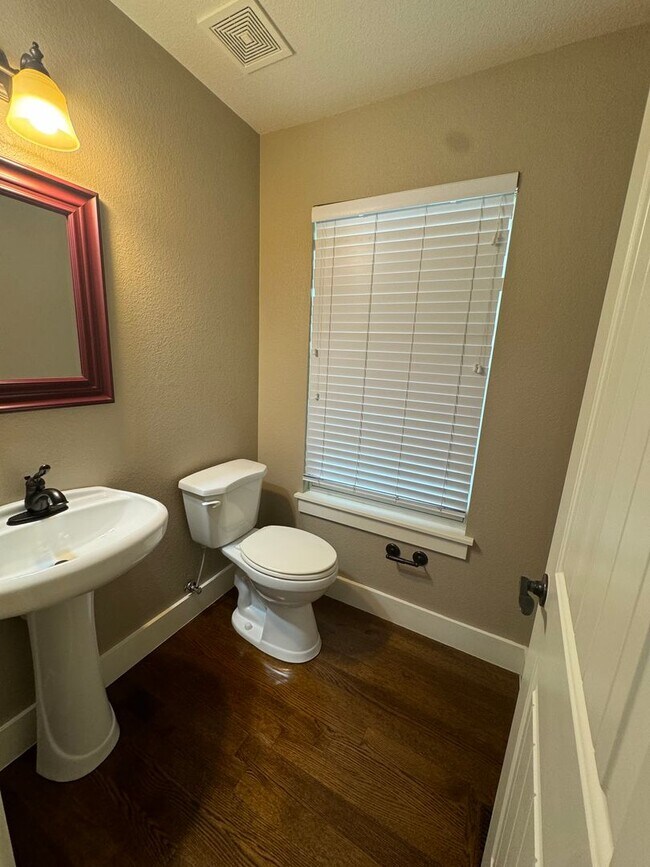 Building Photo - 915 Ridge Runner Dr