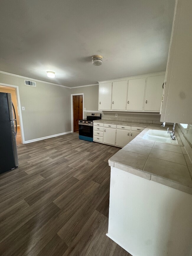 Building Photo - 708 Vassar Dr