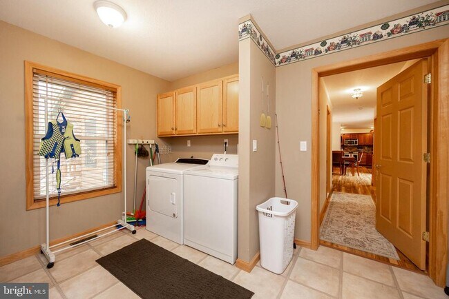 Building Photo - 1212 Acacia Dr