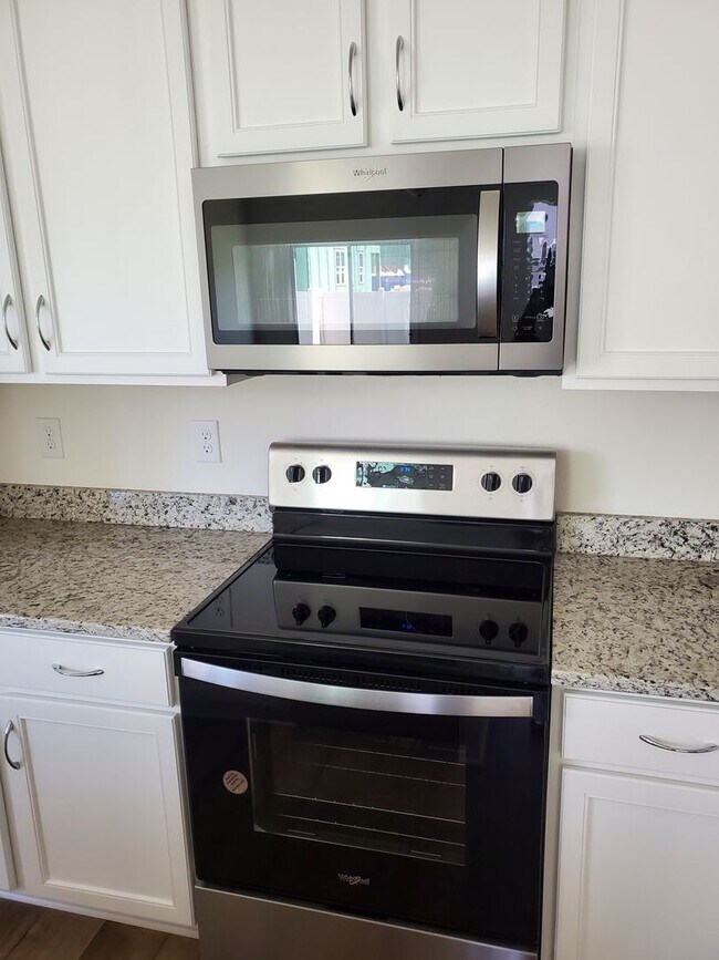 Building Photo - 3 Bed 2.5 Bath with Garage in the newly de...