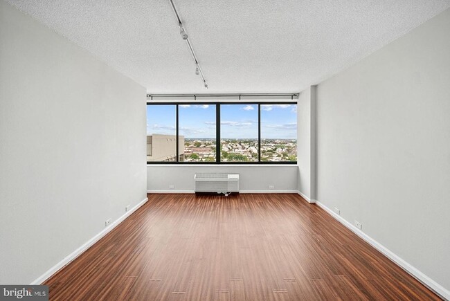 Building Photo - Beautifully renovated contemporary condo