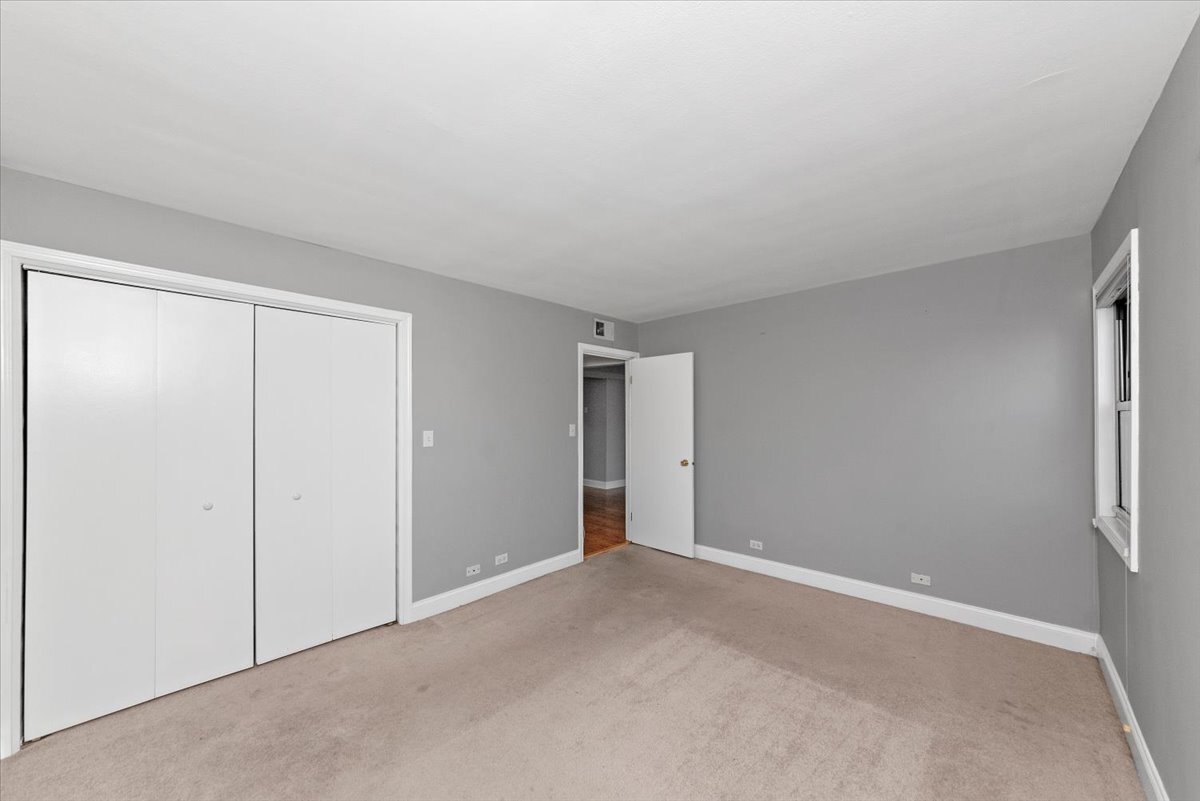 Building Photo - 7527 N Damen Ave