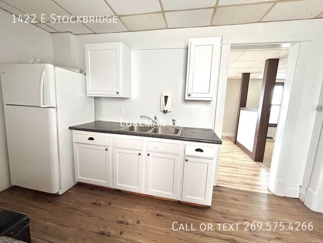 Building Photo - 1422 E Stockbridge Ave