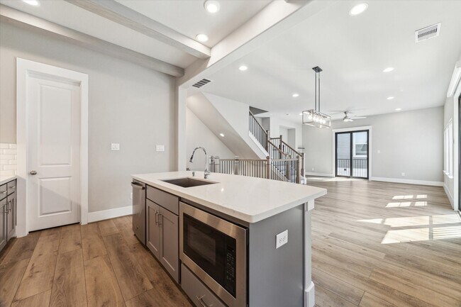 Building Photo - 1214 W 25th St