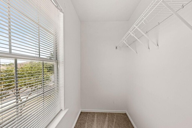 Building Photo - 525 Meadow Park Dr