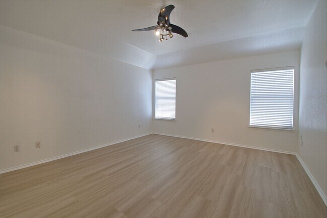 Building Photo - Well Maintained 3/2/2 on Corner Lot