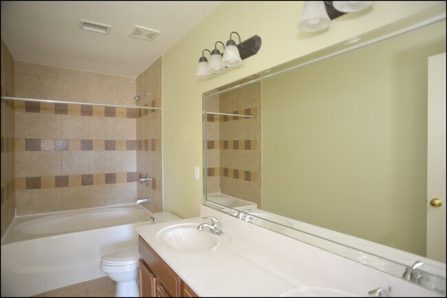 Building Photo - 10045 Paloma Dr