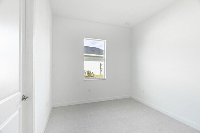 Building Photo - 13885 SE Riversway St