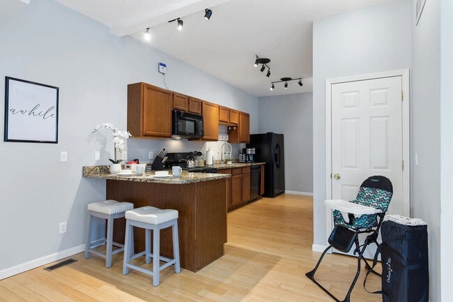 Building Photo - 2366 Lawrence St