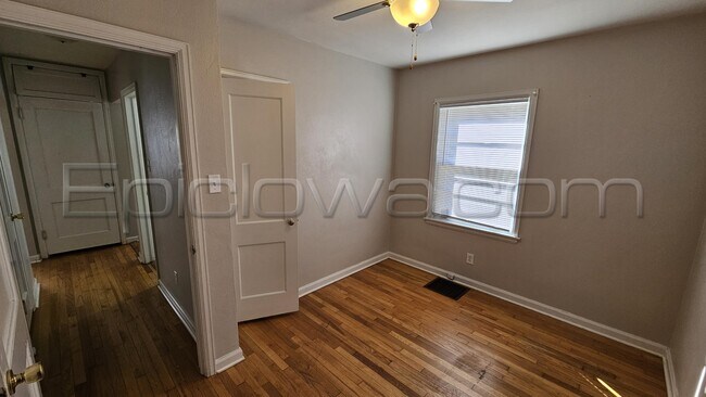 Building Photo - 1105 33rd St SE