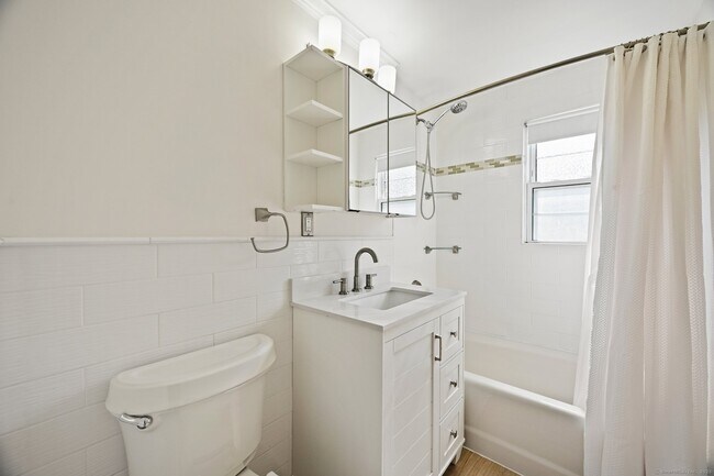 Building Photo - 246 Glenbrook Rd
