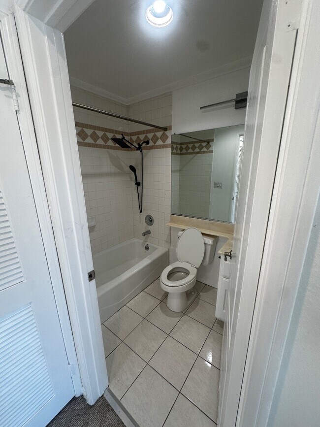 Building Photo - 4003 Sunset Dr
