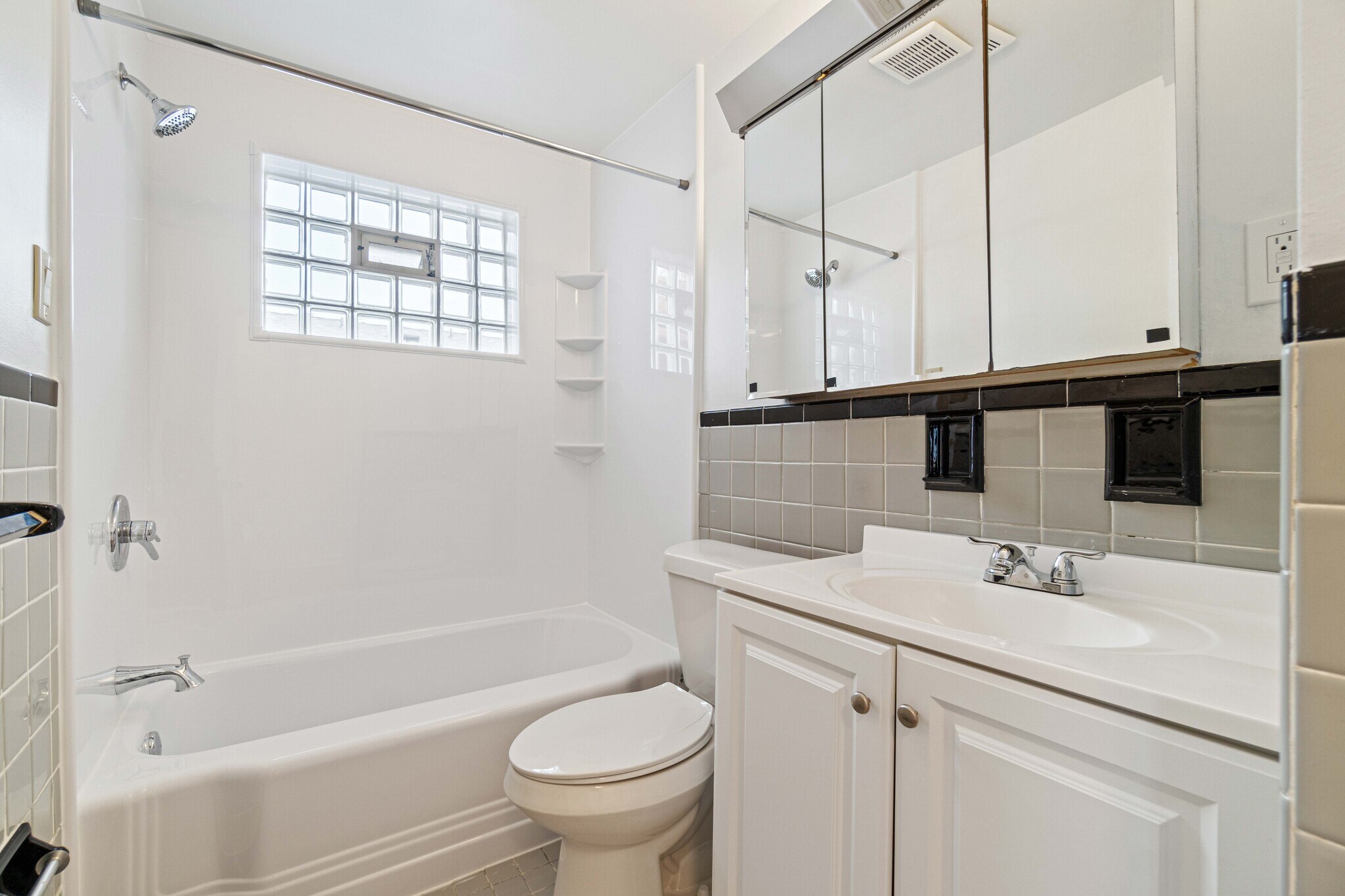 Unit 2 updated/vintage bathroom - 6569 Rosemoor St