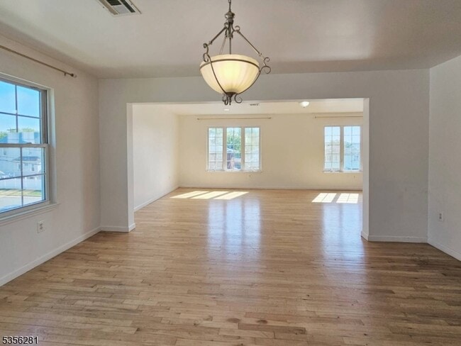 Building Photo - 1405 Mopsick Ave