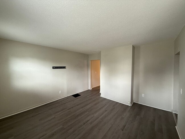 Building Photo - 3 Bed 2 Bath House