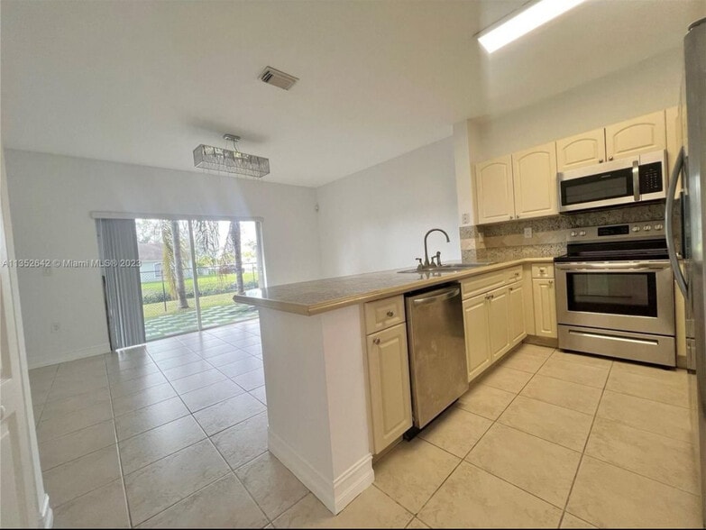 Building Photo - 15800 SW 92nd Ave