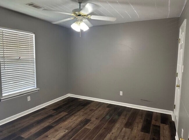 Building Photo - 2 Bedroom Townhome Conveniently Located in...