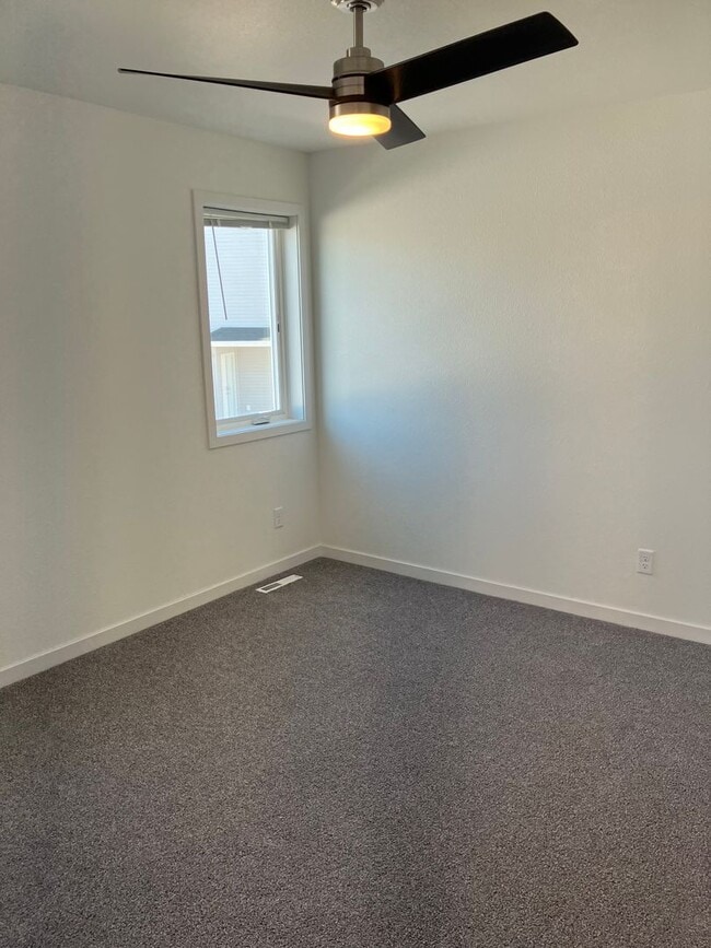 Building Photo - 4 Bed  3 Bath Twin Home