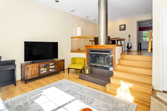Building Photo - Beautiful Dual Master bedroom Townhome in ...