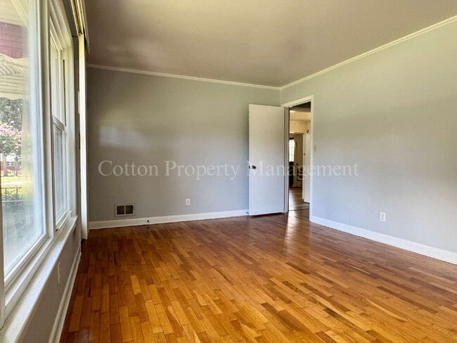 Building Photo - 301 Toulon St