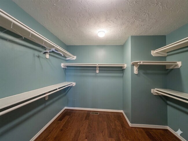 Building Photo - 3410 Skyline Village Dr