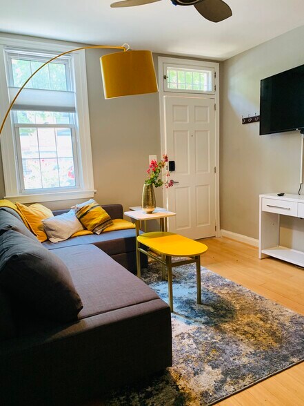 Comfortable couch that pulls out into a queen - 2227 10th St NW