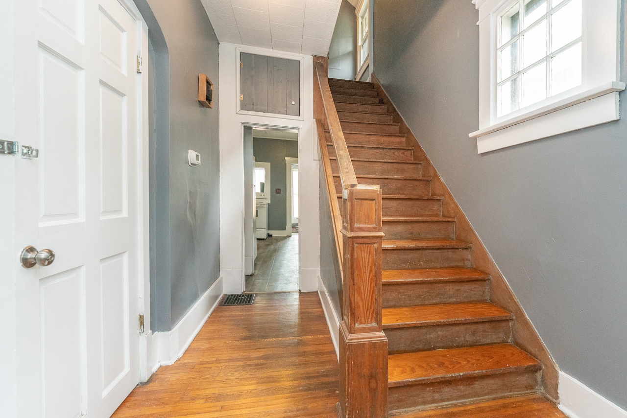 ENTRY - 2158 Indiana Ave