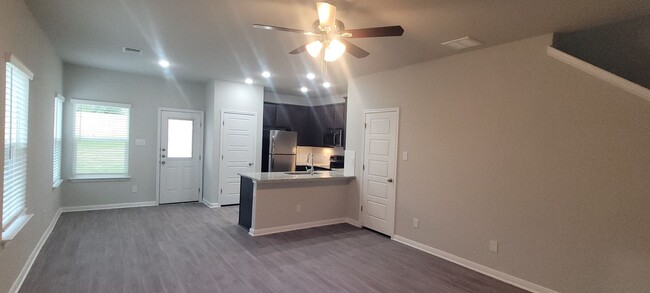 Building Photo - Luxury 3/2.5 Townhome in Cibolo