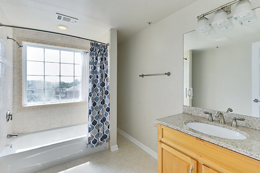 Ensuite Loft Bathroom - 2022 N Culpeper St