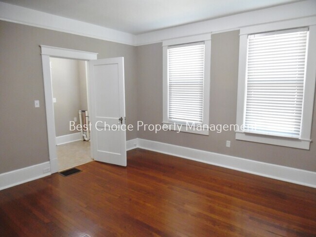 Building Photo - 517 Creswell Ave