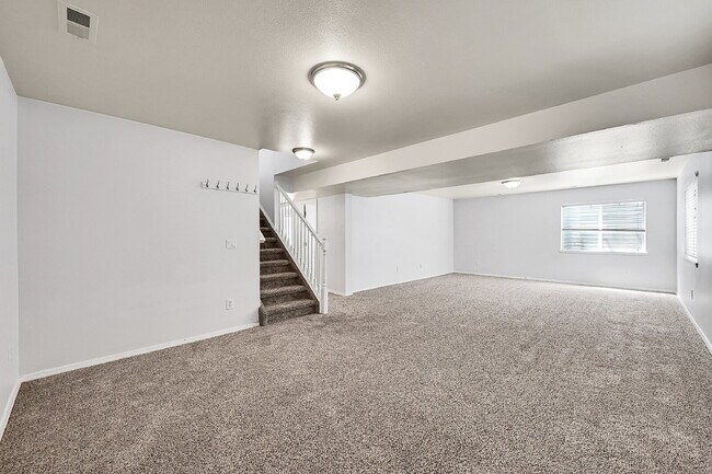 Building Photo - $2,995, 4 bed, 3.5 bath, located in Monume...