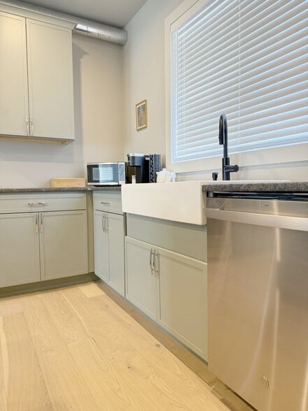 FARMHOUSE SINK - 108 Textile Ct