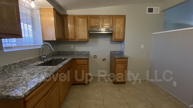 Building Photo - 742 E Holaway Dr