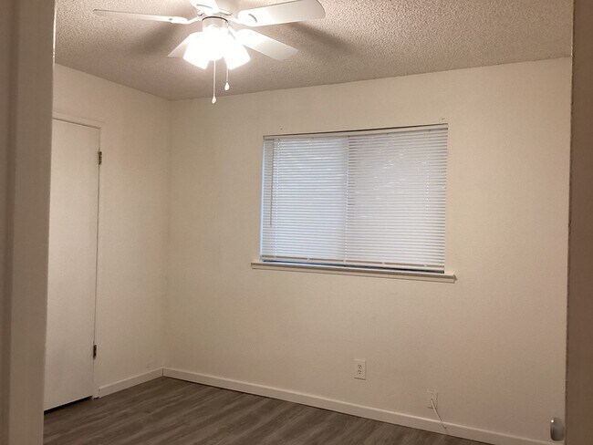 Building Photo - 16385 N D St