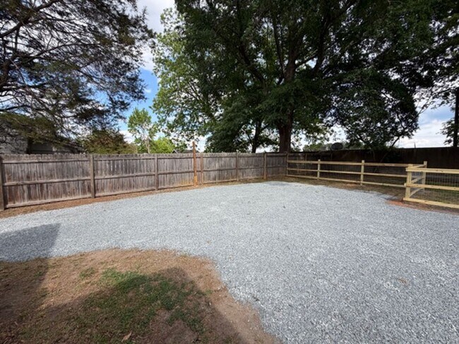 Building Photo - 1/2 MO/OFF SPECIAL - 3 bed/2 bath Fenced yard