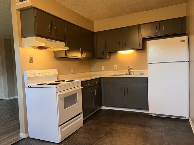Building Photo - Lower Level 2 Bedroom Apartment MOVE IN SPECIAL!