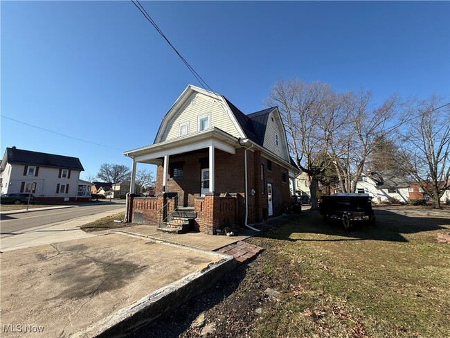 Building Photo - 717 N Main St