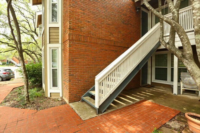 Building Photo - 2Bd Condo in Gated Community! Available No...