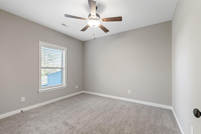 Building Photo - 1605 Labrador Dr