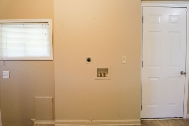 Building Photo - S 55th West Ave Duplex