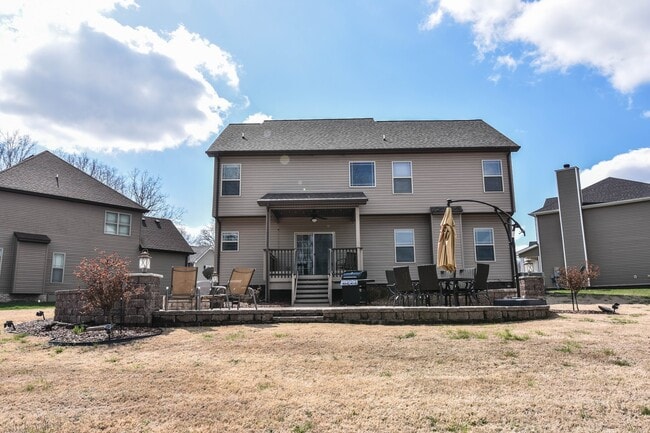 Building Photo - Dog Friendly Three Bedroom in Rossview!