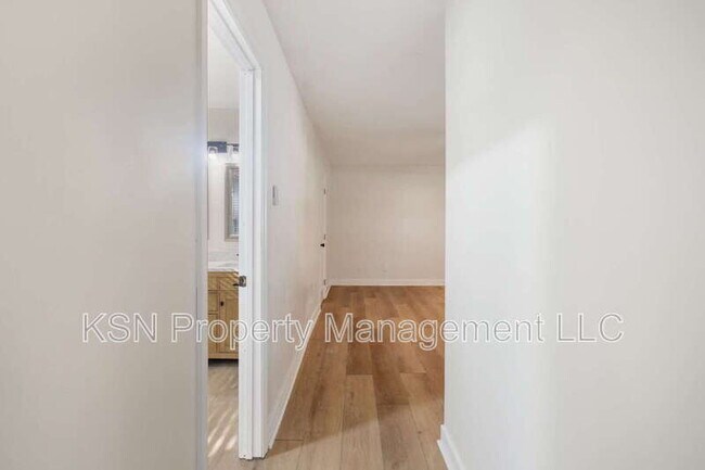 Building Photo - 286 Cushing Dr