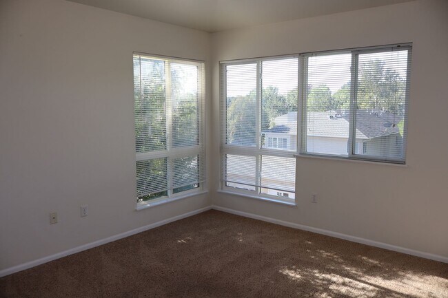 Building Photo - Bright 2 Bed, 2 Bath Condo w/ Garage & Poo...